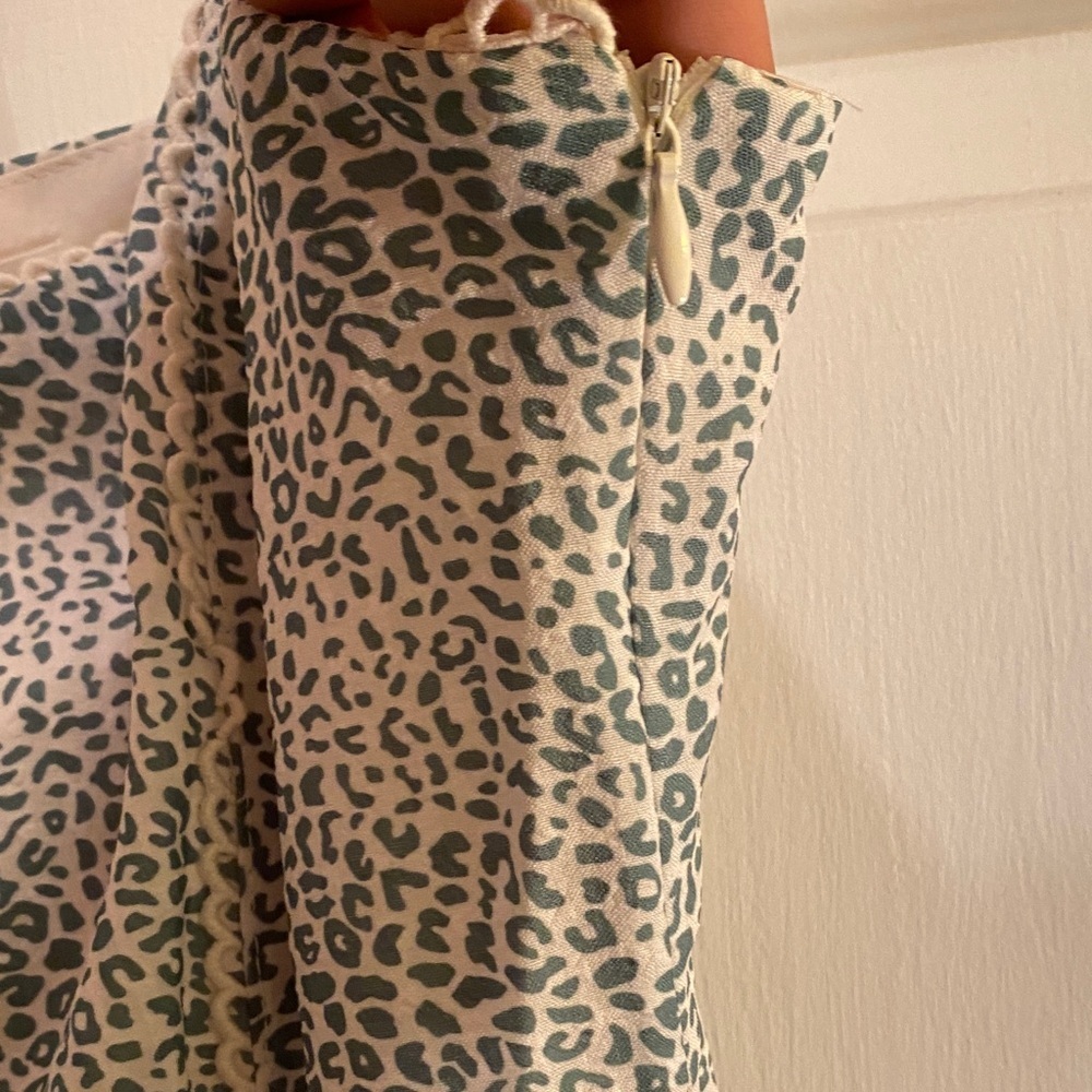 Lush White and Green Patterned Fabric - Picture 3 of 13